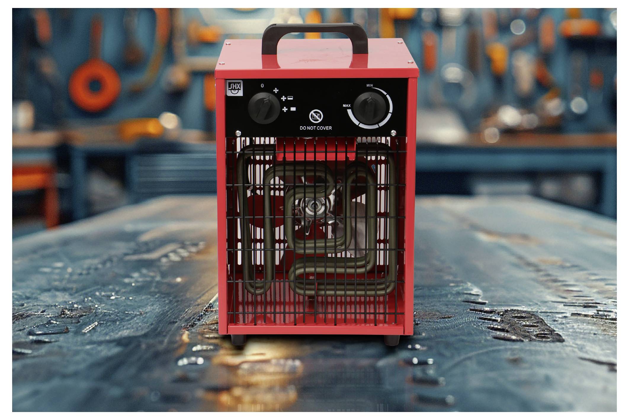 Ein roter, tragbarer Elektroheizer steht auf einer Werkbank in einer Werkstatt mit Werkzeugen, die an der Wand hängen. Der Heizer hat eine sichtbare Heizspule und Regelknöpfe.