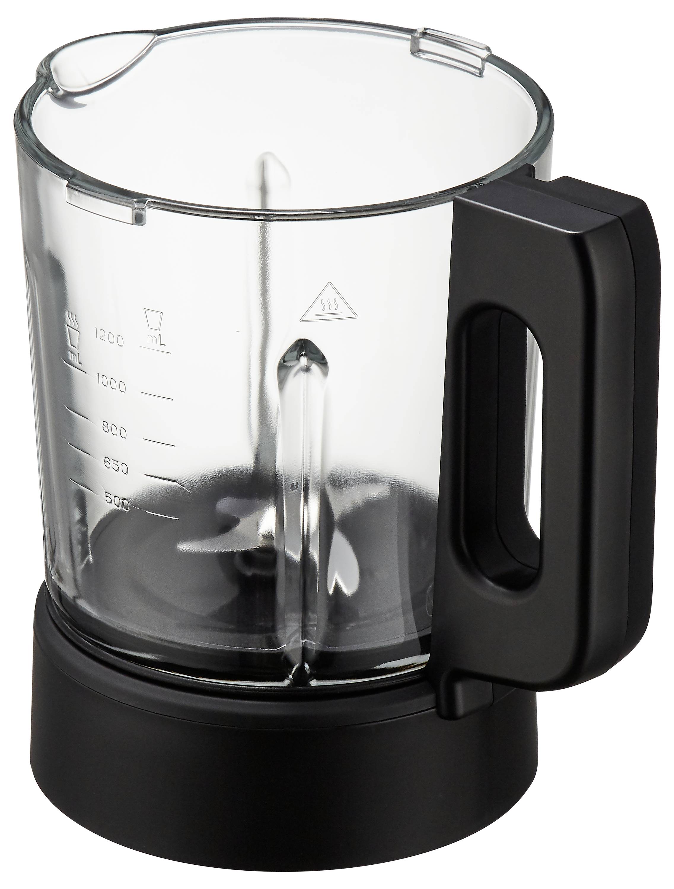 Eine transparente Glasmixerkanne mit Messskala und schwarzem Griff, die auf einer schwarzen Basis steht und Metallklingen im Inneren erkennen lässt.