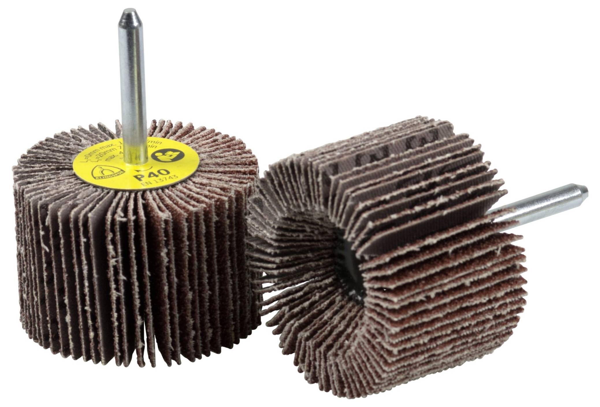 Zwei braune Lamellenschleifscheiben mit Metallstangen, die zum Schleifen oder Polieren verwendet werden, werden vor einem einfarbigen Hintergrund präsentiert.