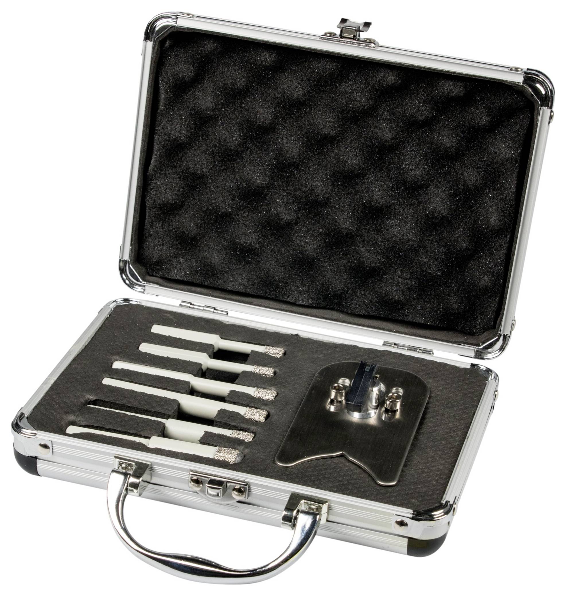Eine silberne Werkzeugbox ist geöffnet und zeigt sechs Werkzeuge mit weißen Griffen, die ordentlich nebeneinander angeordnet sind, zusammen mit einem Metallhalter, an dem ein Gerät befestigt ist.