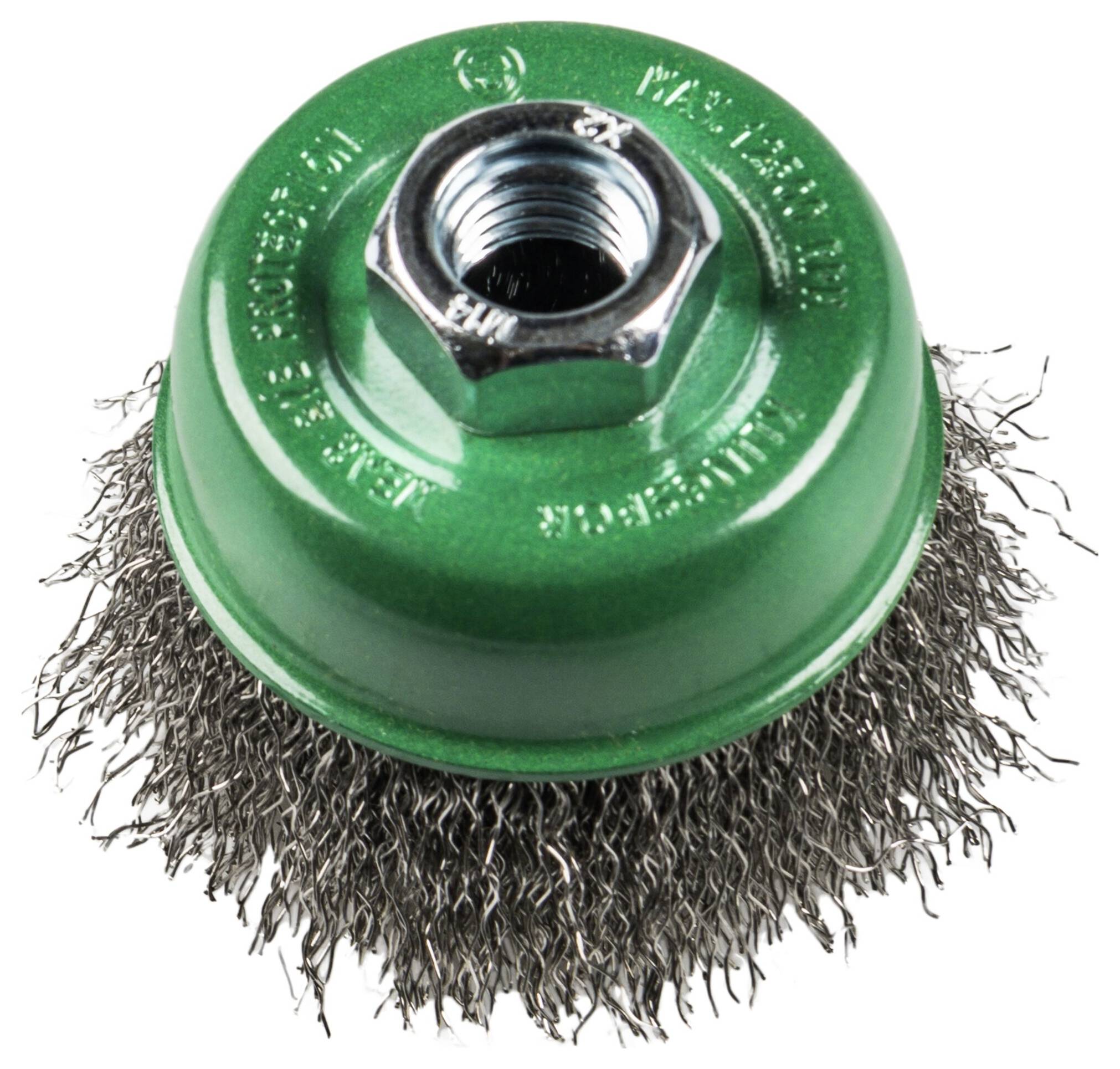 Ein grüner Drahtbürstenaufsatz mit Metallborsten, der zum Reinigen oder Entfernen von Farbe von Oberflächen verwendet wird und eine gewindete zentrale Öffnung aufweist.