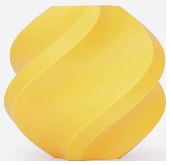 Eine orange, geometrisch geformte Vase mit glatten, spiralförmigen Rillen vor einem einfarbigen weißen Hintergrund.