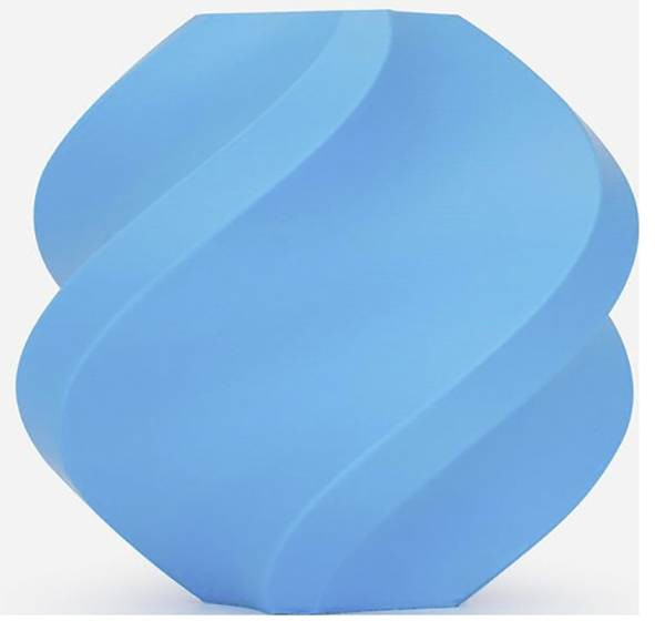 Eine blaue geometrische Skulptur mit glatten, geschwungenen Oberflächen und einer verdrehten Gestaltung, die vor einem einfarbigen Hintergrund steht.