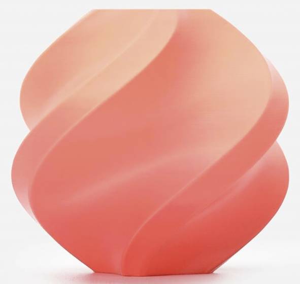 Eine korallenfarben Vase, geometrisch verdreht und symmetrisch, die einen dynamischen visuellen Effekt mit glatten, fließenden Konturen erzeugt.