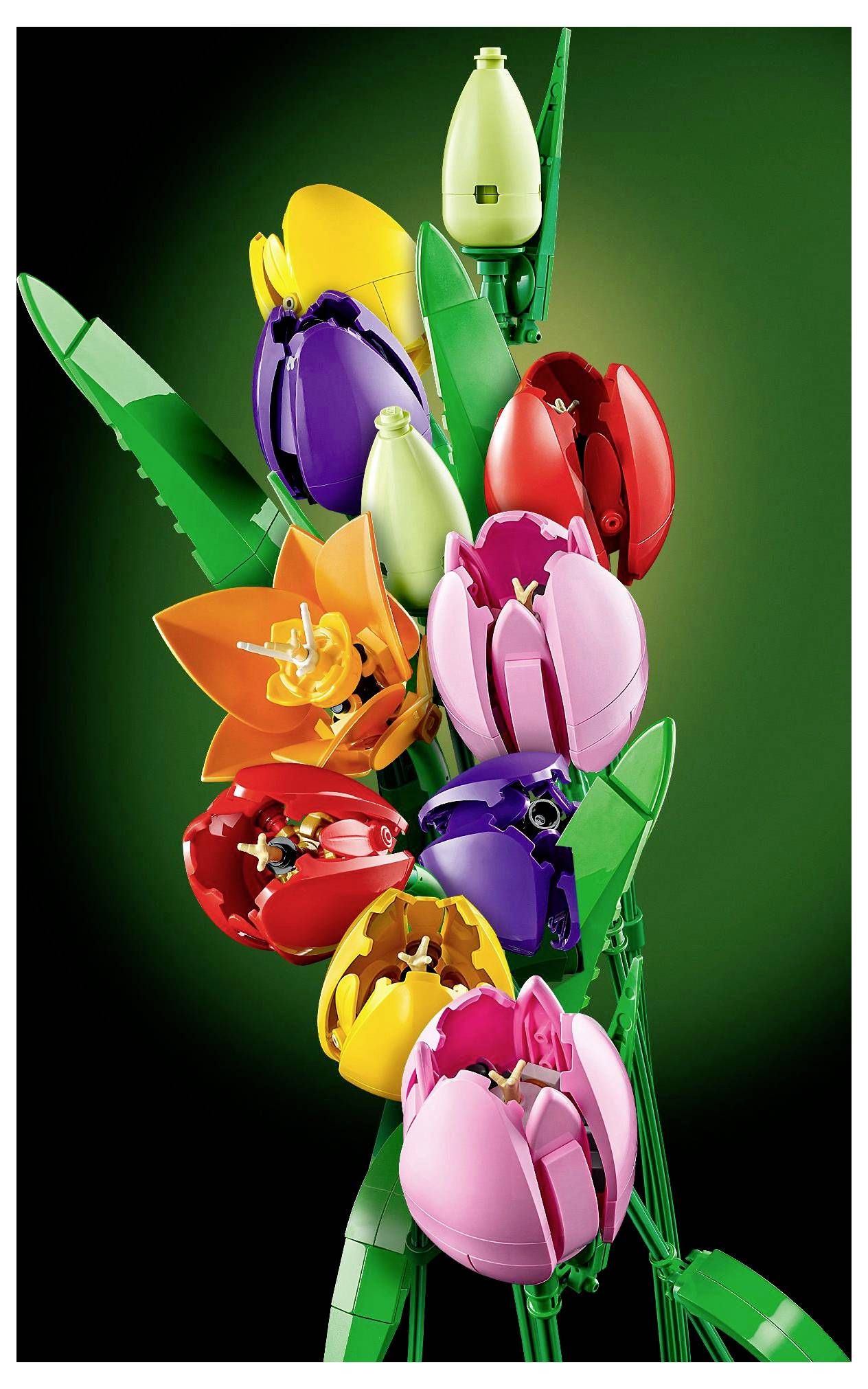 Farbenfroher LEGO-Tulpenstrauß mit roten, violetten, orangefarbenen, gelben und rosa Blumen vor einem grünen Hintergrund.
