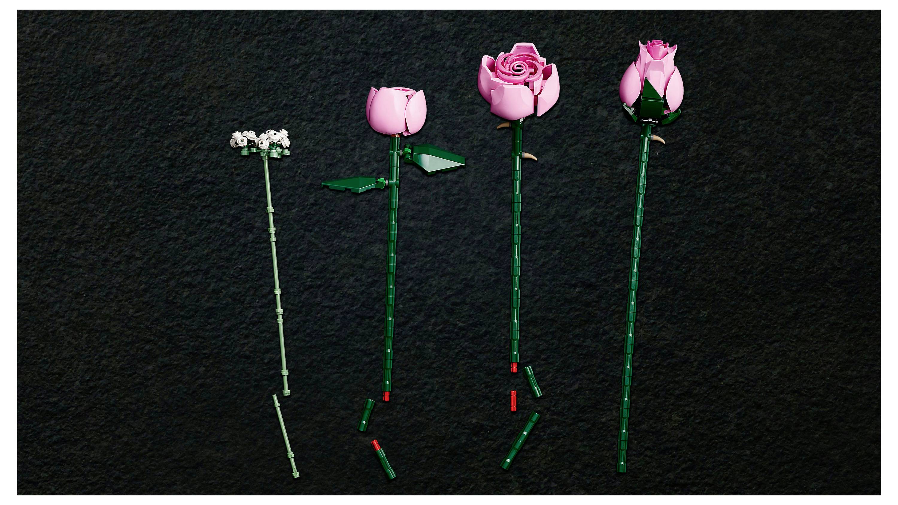 Vier LEGO-Blumen in verschiedenen Blühstadien sind auf einer dunklen Oberfläche ausgelegt und zeigen die Montageschritte vom Stängel bis zur vollständig geöffneten Blume.