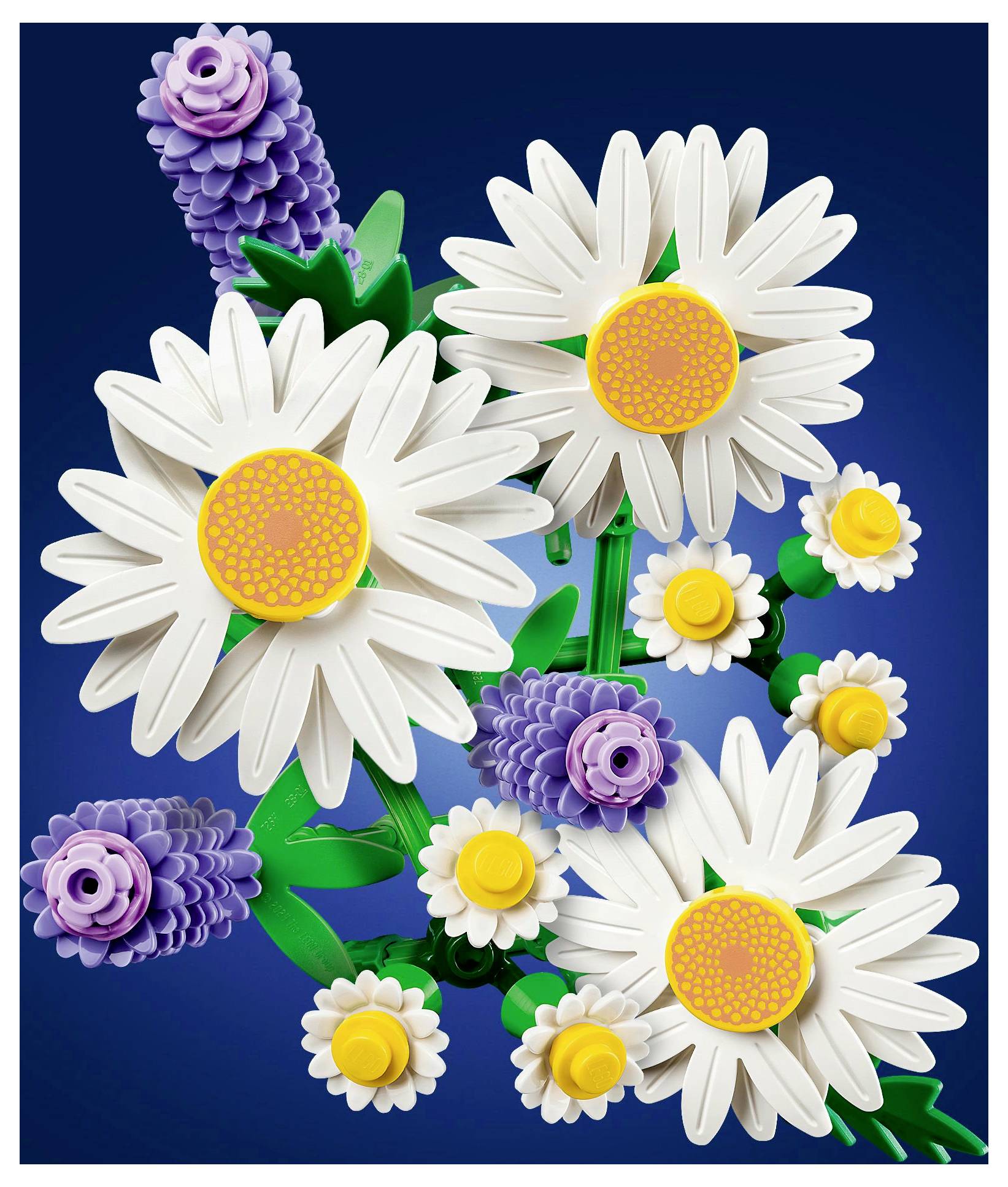 Ein Blumenstrauß aus LEGO-Gänseblümchen und Lavendelblüten auf blauem Hintergrund.