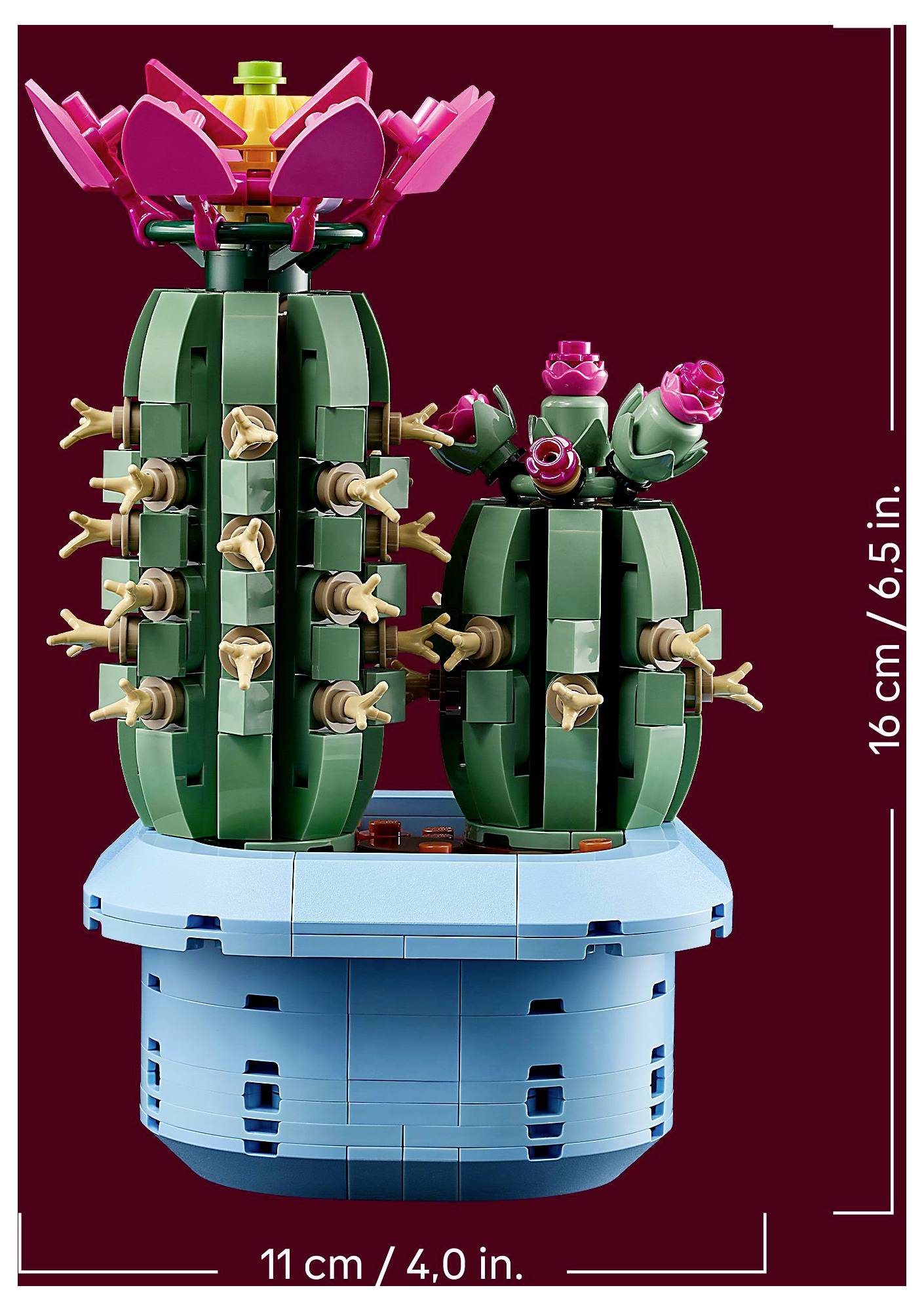 Zwei grüne LEGO-Kakteen in einem blauen Topf; einer hat rosa Blüten oben. Maße: 16 cm (Höhe), 11 cm (Breite).