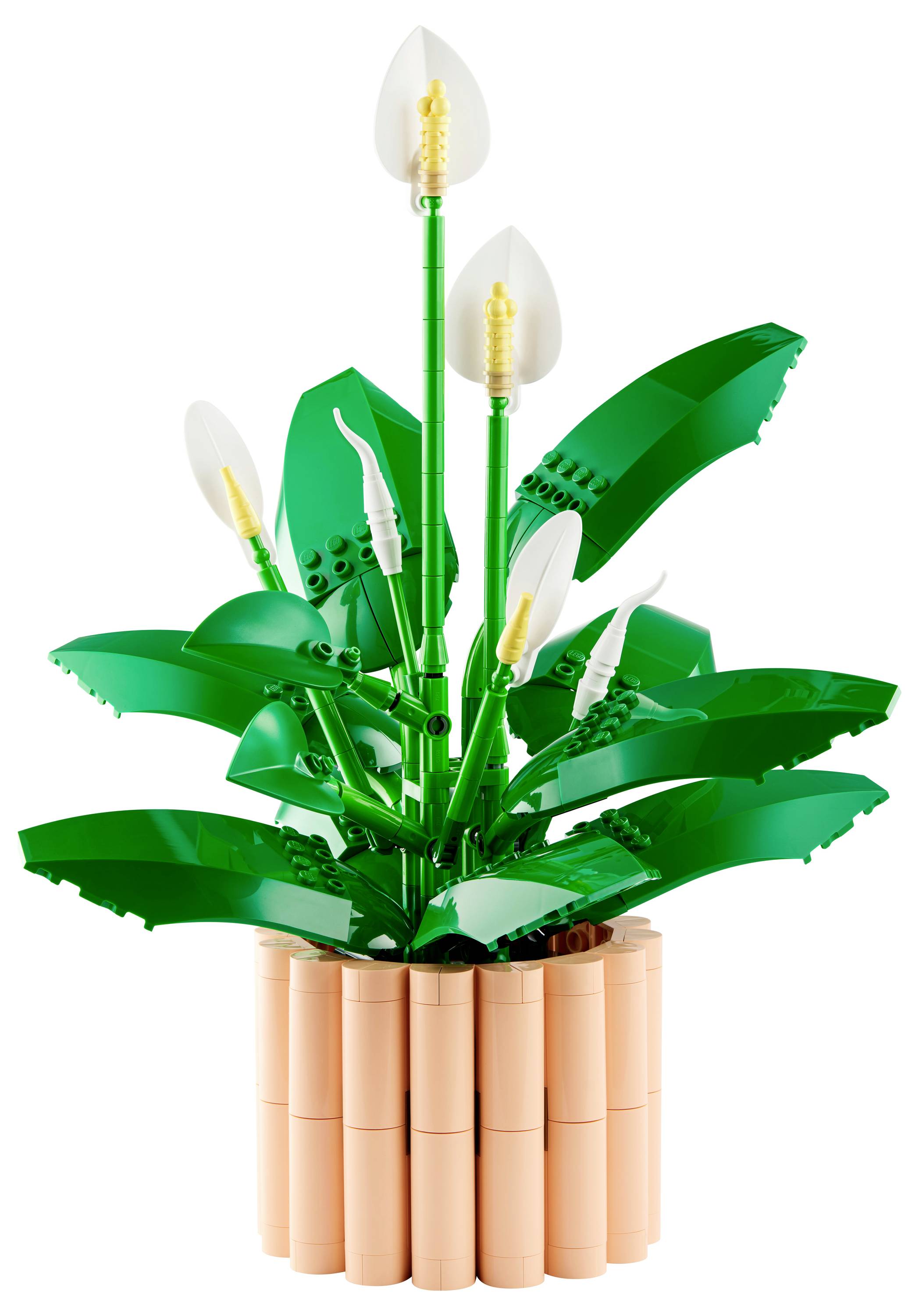 Ein LEGO-Modell einer Friedenslilie in einem aus Steinen gebauten Topf, mit grünen Blättern und weißen Blüten mit gelben Zentren.