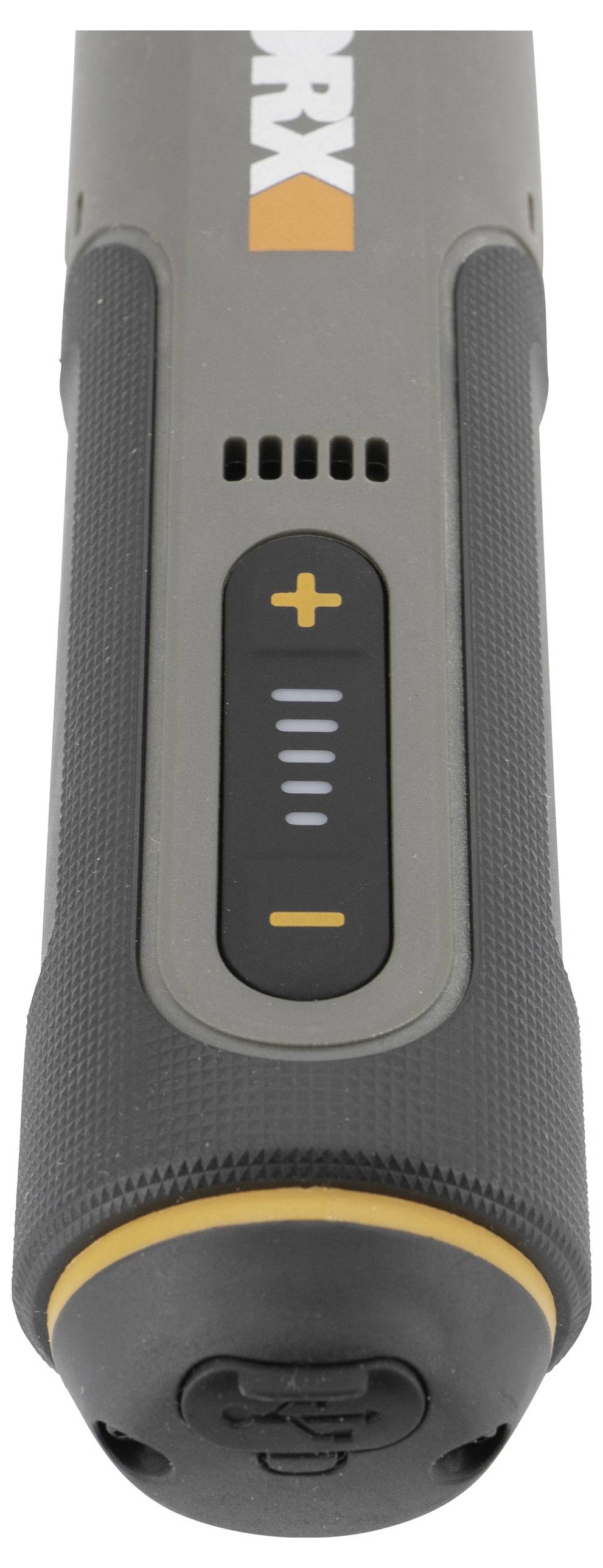 Eine Nahaufnahme eines tragbaren Geräts mit einer LED-Stromversorgungsanzeige, die vier Balken anzeigt, einem USB-Anschluss und einem strukturierten Griff mit orangefarbener Akzentuierung.