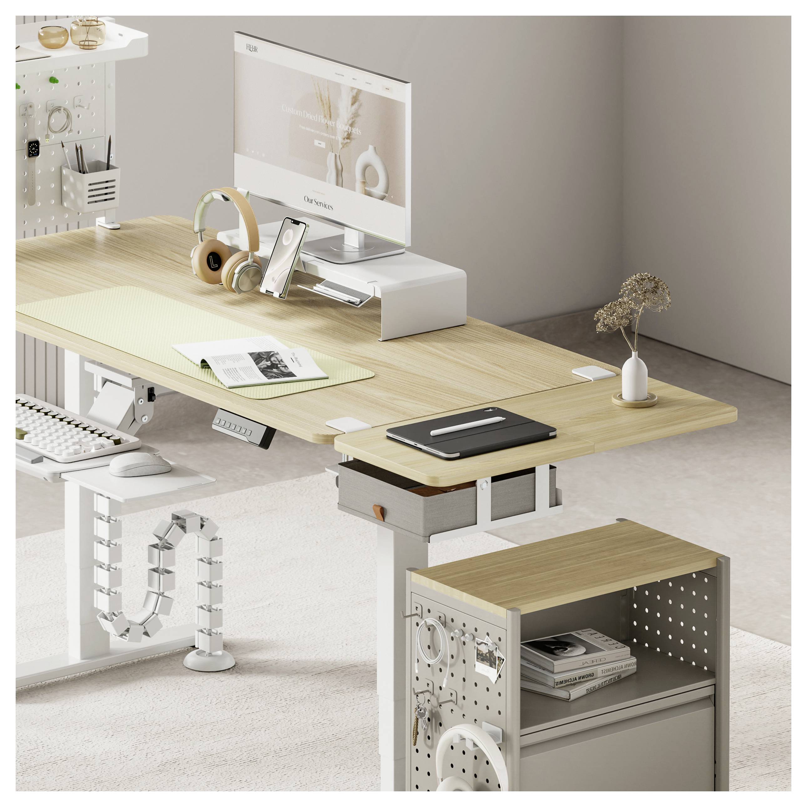 Modernes verstellbares Holzschreibtisch-Set mit Monitor, Kopfhörern, Laptop, Tastatur, Notizbuch und Aufbewahrungsorganizern in einem minimalistischen Büro.