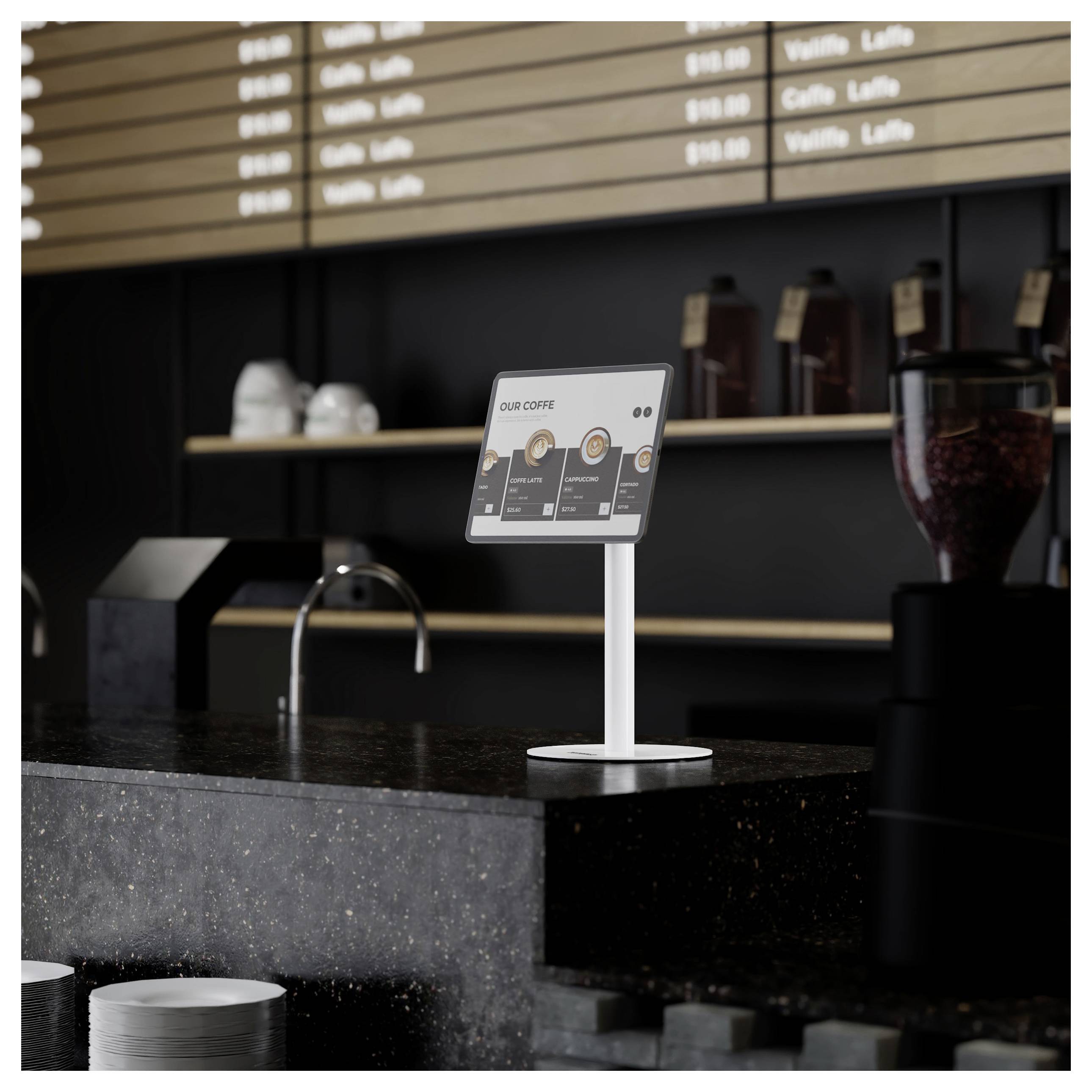 Ein moderner Café-Tresen mit einer digitalen Menütafel, die Kaffeeoptionen anzeigt. Regale mit Tassen und Gläsern im Hintergrund.