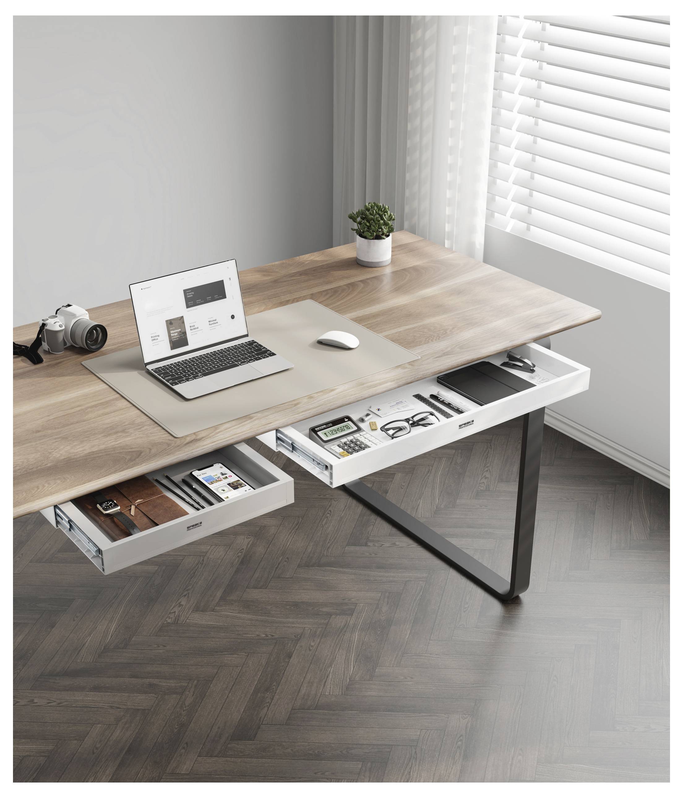 Holzschreibtisch mit aufgeklapptem Laptop, Kamera, Maus, Pflanze und organisiertem Schubladensystem mit Schreibwaren und elektronischem Zubehör.