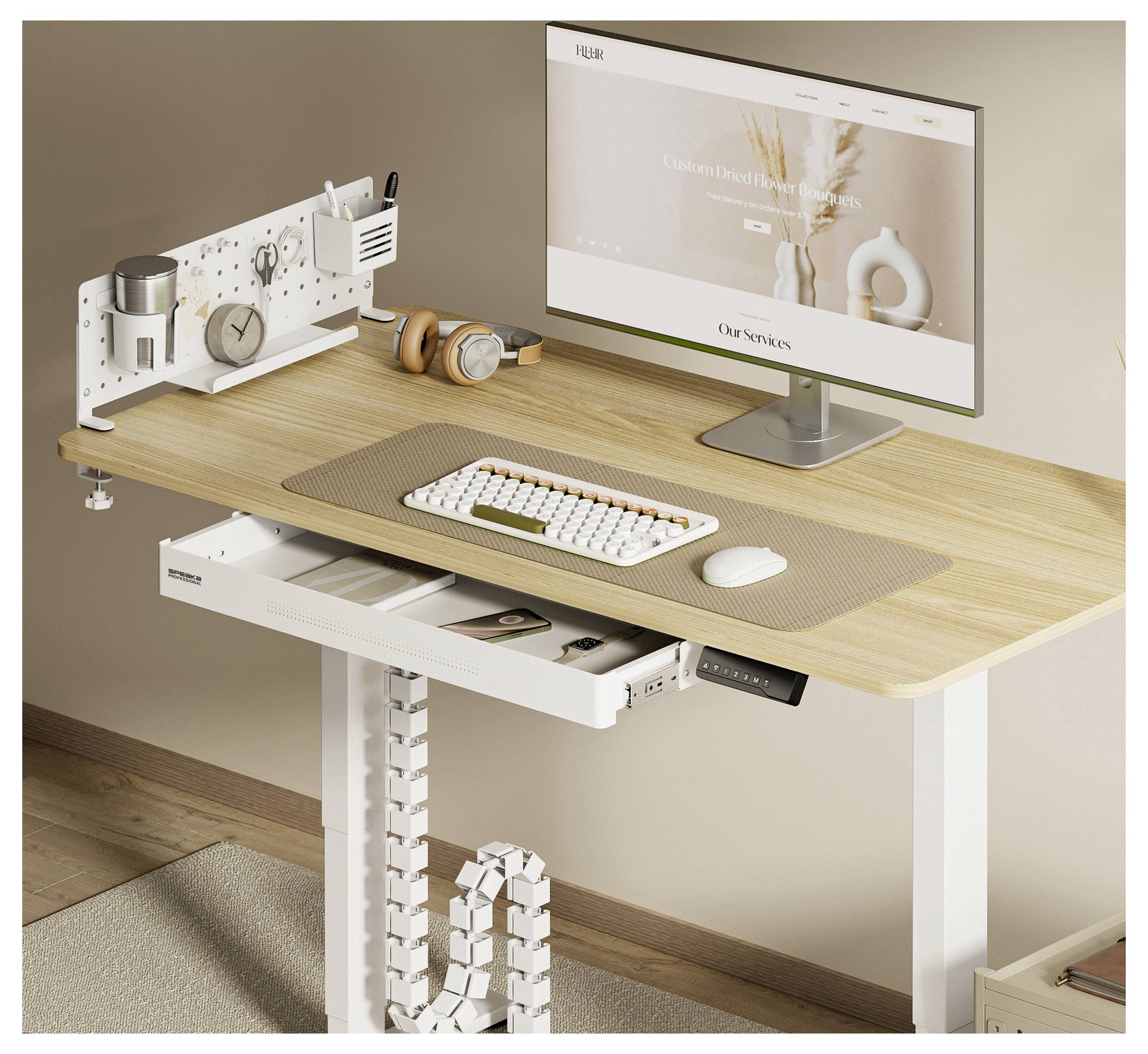 Ein moderner Arbeitsplatz verfügt über einen Holz-Sitz-Steh-Tisch mit einem Computermonitor, der eine Website anzeigt, einer Tastatur, einem Desktop-Organizer und Kabelmanagement.