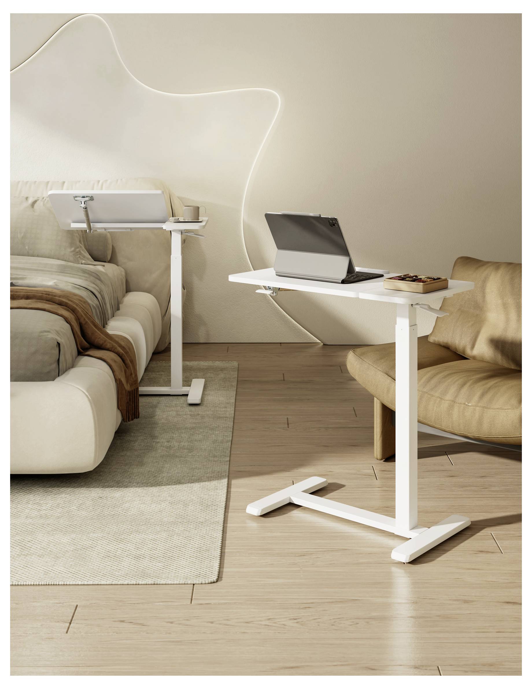 Zwei weiße verstellbare Tische in einem gemütlichen Zimmer mit Holzbodenbelag. Ein Tisch steht neben einem Bett, der andere trägt einen Laptop in der Nähe eines beigefarbenen Sofas.