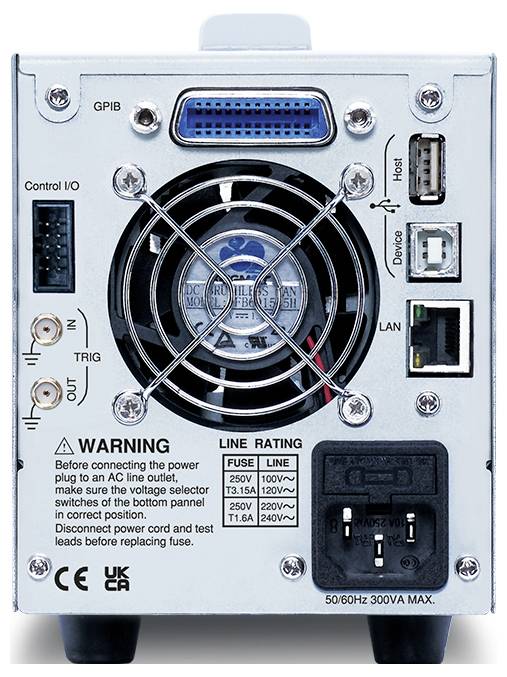Netzteilrückseite mit einem Kühlventilator, verschiedenen Anschlüssen und einem Warnhinweis zur Einstellung des Spannungsselektors vor Inbetriebnahme.