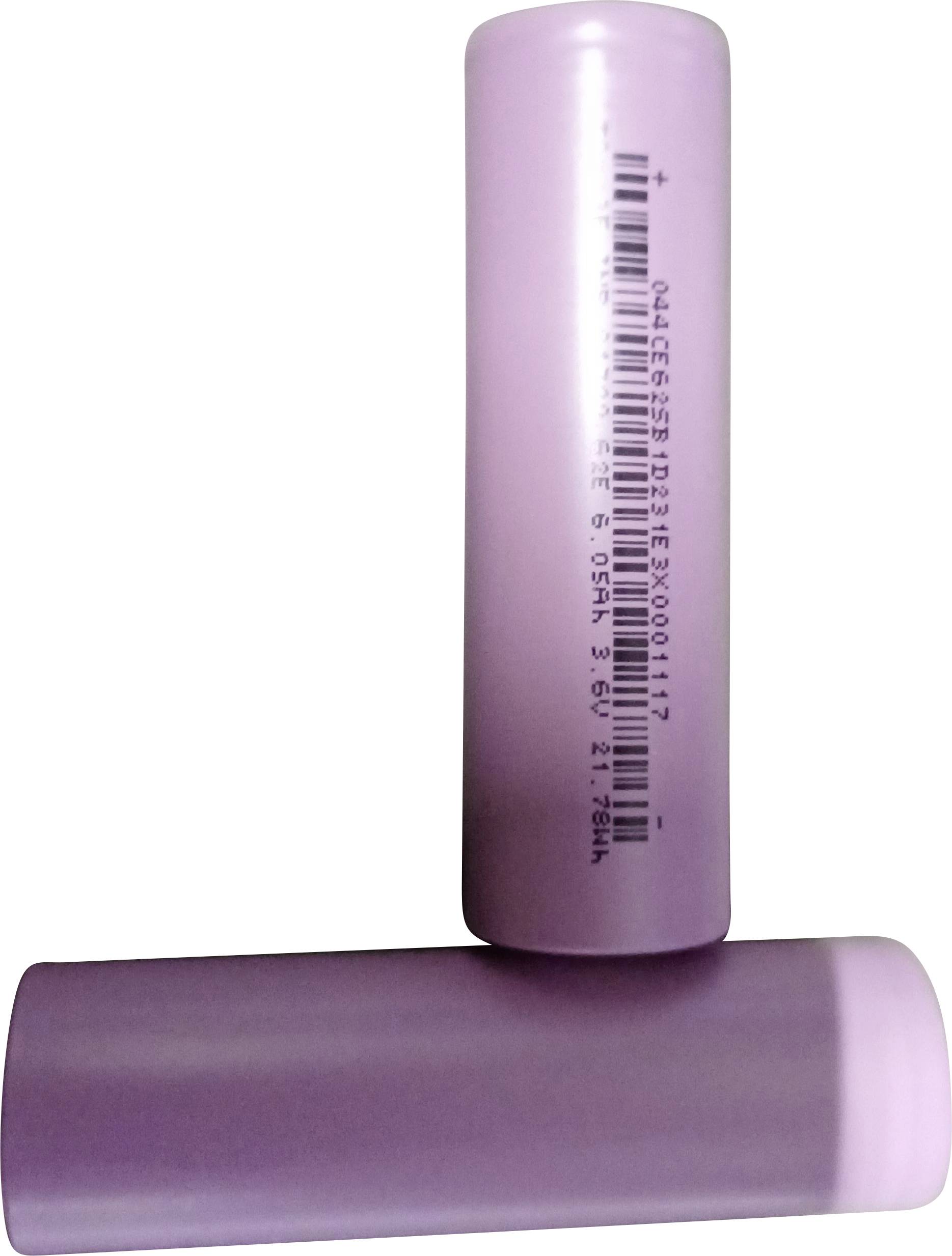 Zwei Zylinderbatterien mit lila Gehäuse, eine steht aufrecht und die andere liegt horizontal, wobei Barcodes und Spezifikationen sichtbar sind.