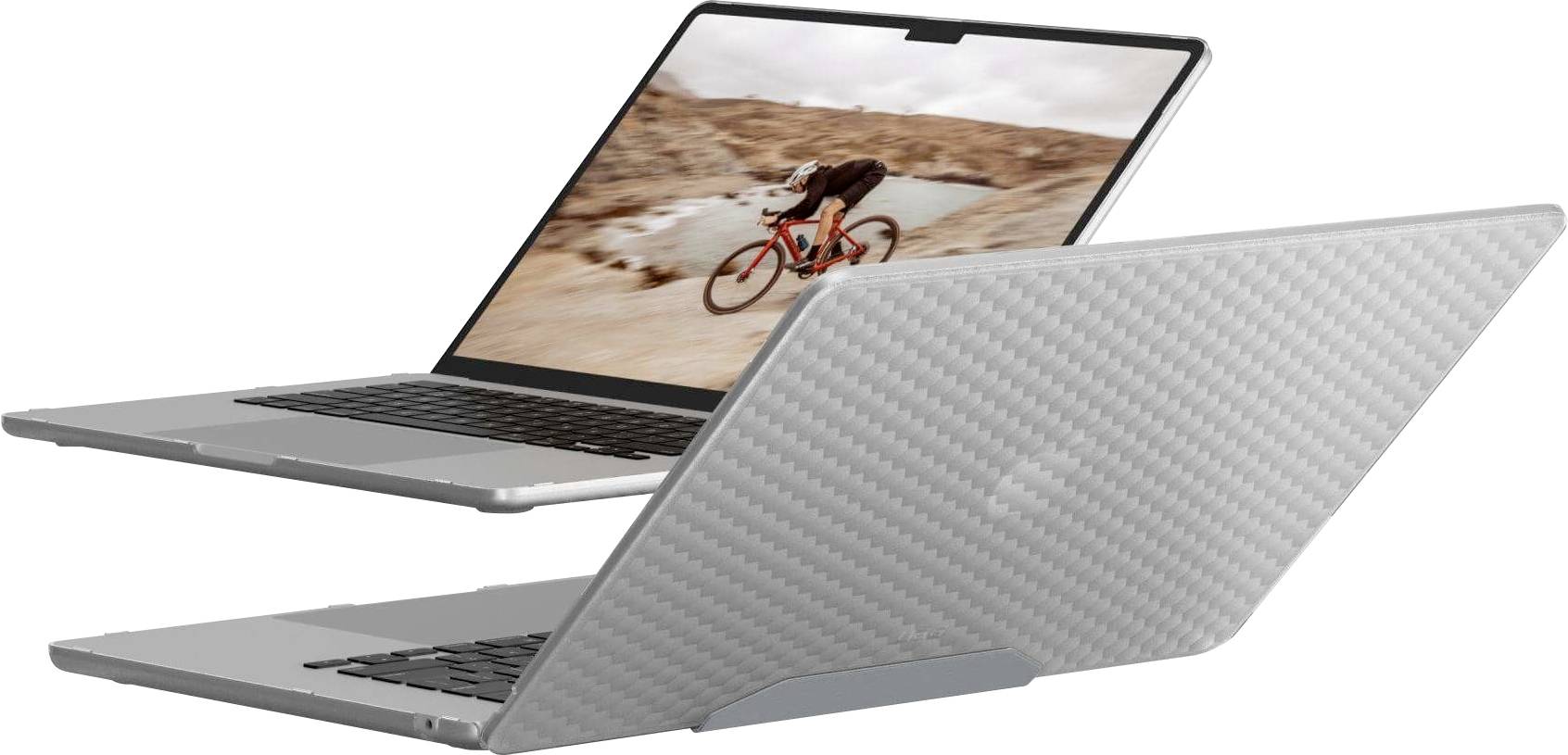 Ein silberner Laptop mit einer strukturierten Oberfläche zeigt auf seinem Bildschirm einen Radfahrer in Bewegung vor einer Wüstenlandschaft.