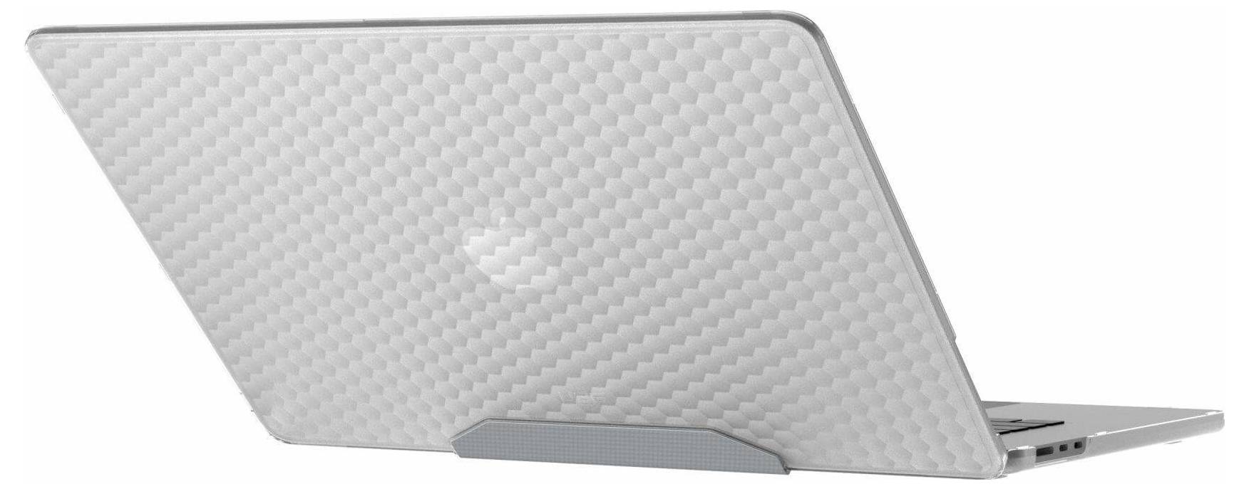 Ein geschlossener Laptop mit einer texturierten weißen Oberfläche ist in einem Winkel positioniert, wobei die metallischen Seiten sichtbar sind und ein kleiner Ständer ihn abstützt.