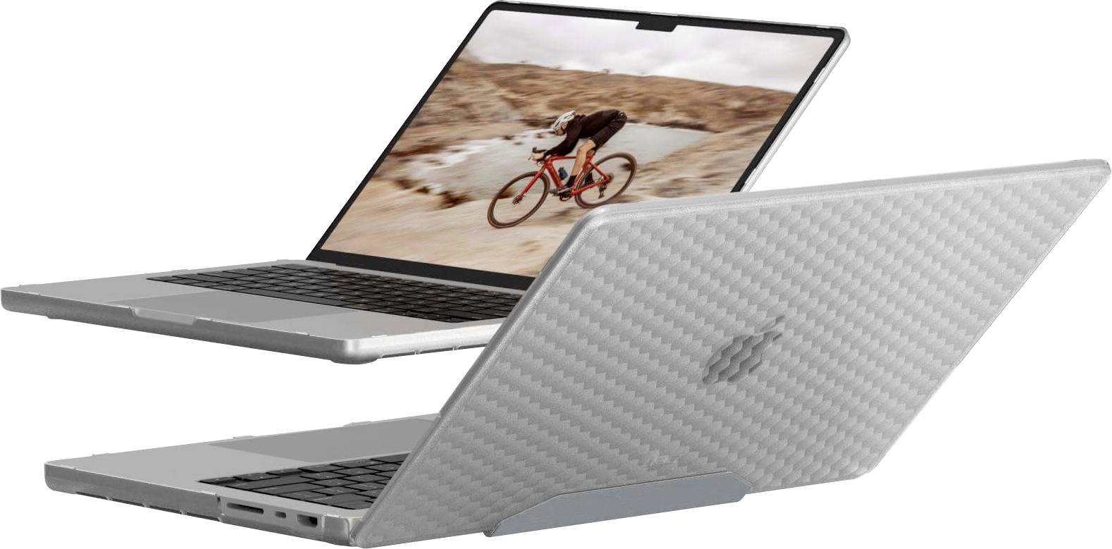 Zwei silberne Laptops in der Luft schwebend; einer zeigt einen Radfahrer auf einem felsigen Pfad. Beide haben strukturierte Oberflächen und reflektierende Logos auf der Rückseite.