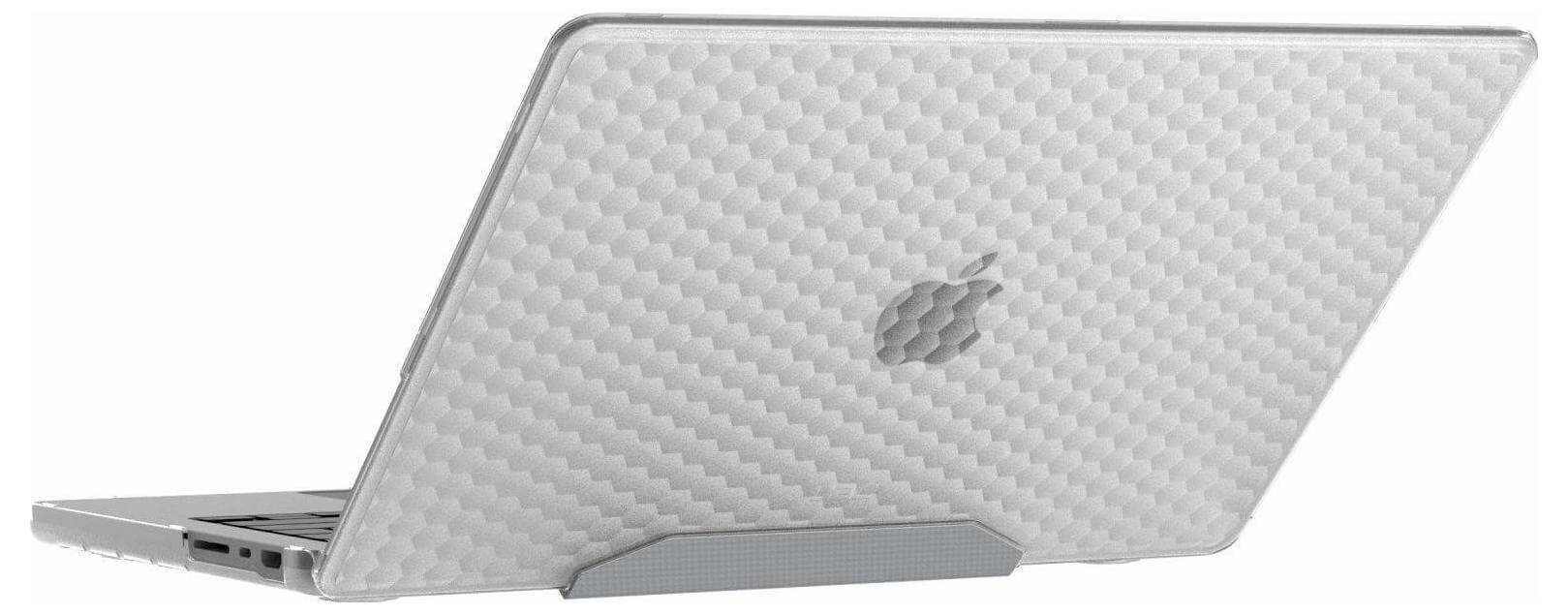 Ein silberner Laptop mit einer strukturierten, kohlefaserähnlichen Oberfläche und einem Apple-Logo, teilweise geöffnet auf weißem Hintergrund.