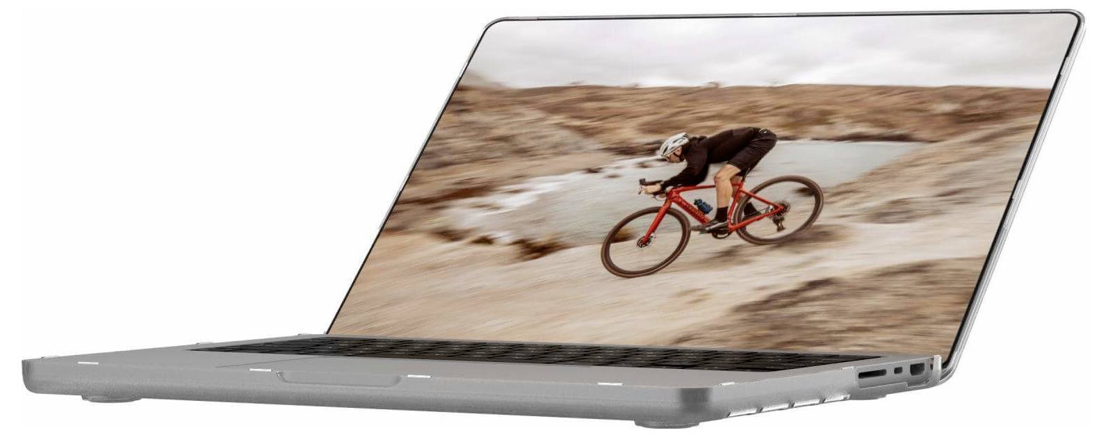 Ein Radfahrer auf einem roten Fahrrad fährt schnell über ein felsiges, wüstenähnliches Gelände, das auf einem Laptop-Bildschirm zu sehen ist.