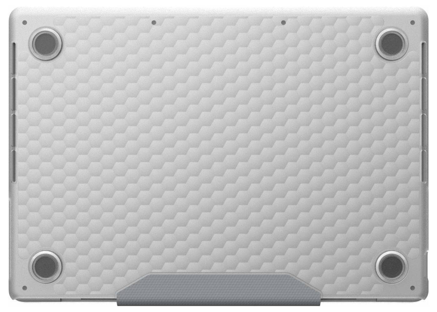 Das Bild zeigt die Unterseite eines grauen Laptops mit einem sechseckigen Muster, vier Gummifüßen in den Ecken und einer Belüftungsöffnung in der Nähe des Scharnierbereichs.