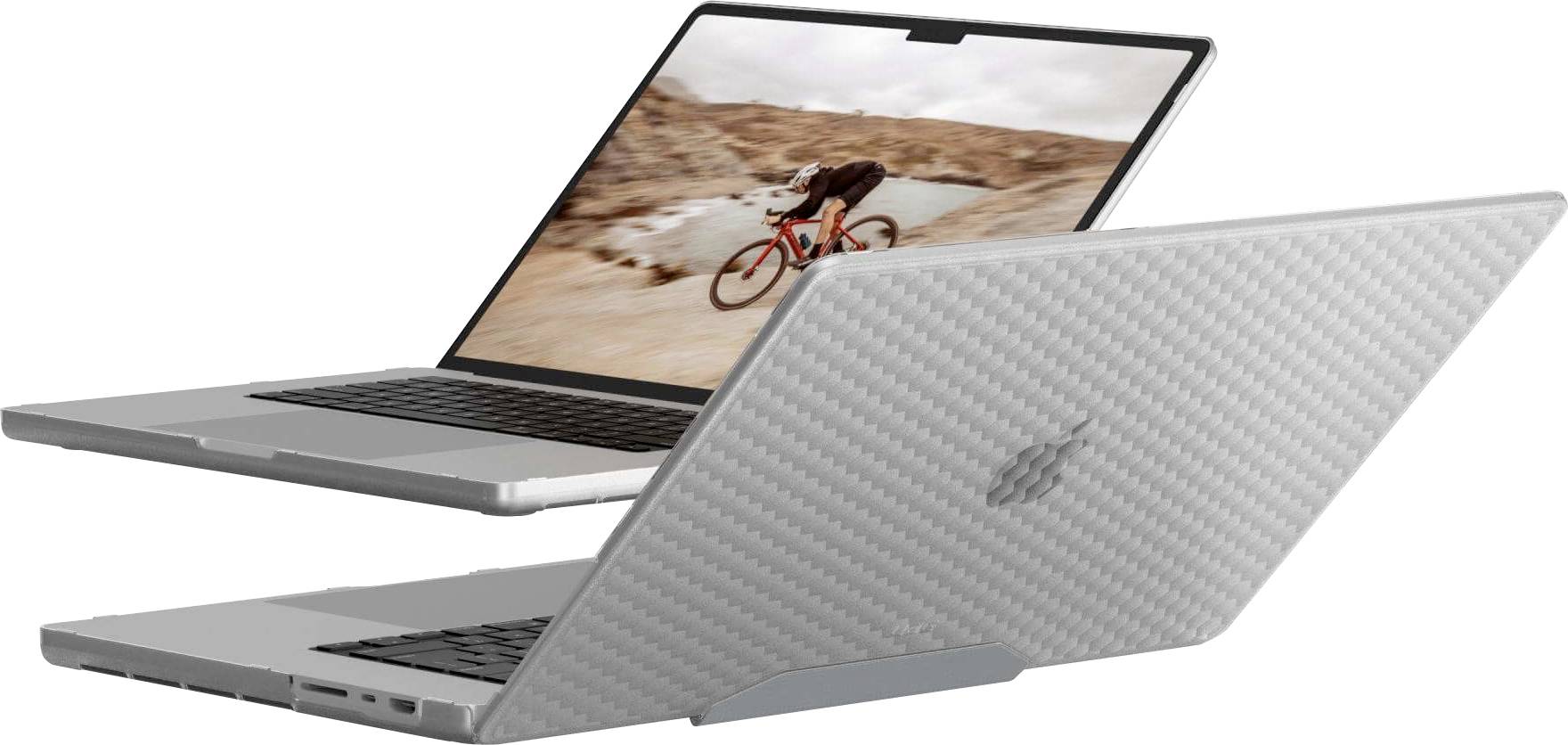 Ein silberner Laptop mit einer strukturierten Oberfläche und großem Bildschirm zeigt einen Radfahrer, der in einer bergigen Landschaft fährt und damit ein Gefühl von Outdoor-Abenteuer vermittelt.