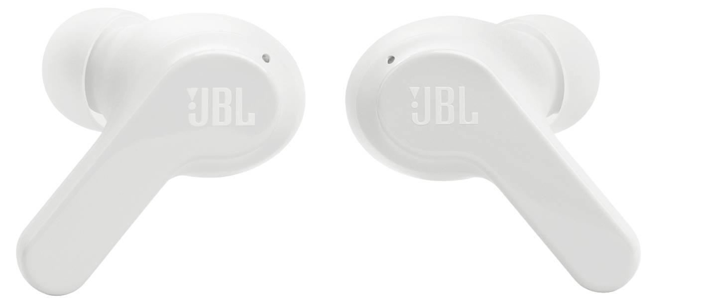 Zwei weiße kabellose Ohrhörer mit elegantem Design, mit der Marke 'JBL' versehen und mit langen Stielen ausgestattet.