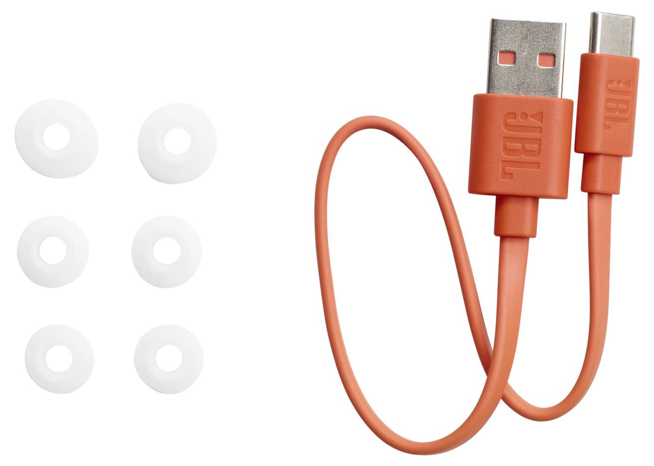 Ein orangefarbenes USB-zu-Micro-USB-Kabel mit JBL-Branding liegt neben sechs weißen runden Kabelorganisatoren auf einem weißen Hintergrund.