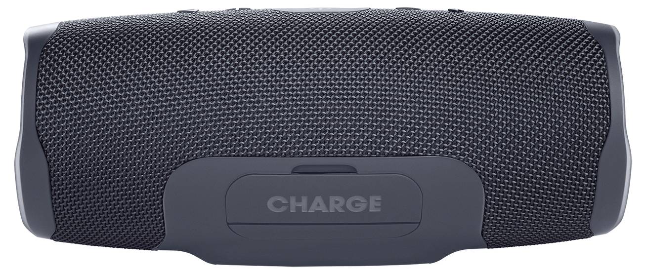 Ein schwarzer tragbarer Bluetooth-Lautsprecher mit einer strukturierten Oberfläche und dem Wort ‚CHARGE', das auf der Rückseite sichtbar ist.