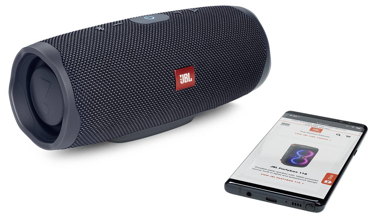 Ein schwarzer Bluetooth-Lautsprecher neben einem Smartphone, auf dem eine Online-Shopseite mit einer JBL-Produktseite geöffnet ist.