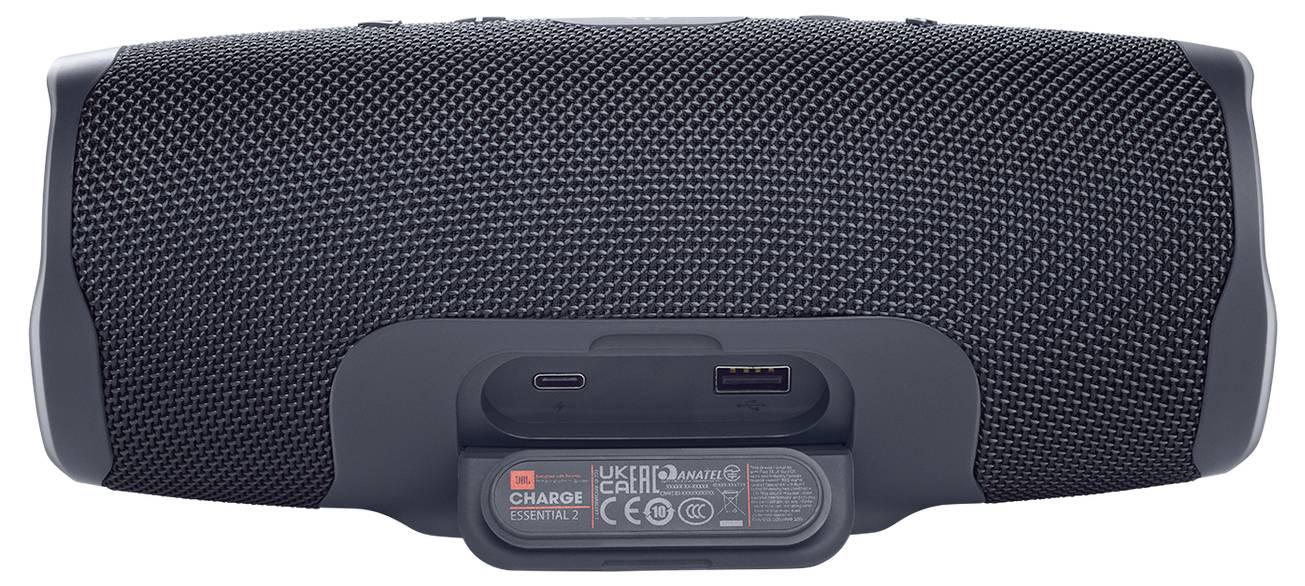 Ein schwarzer tragbarer Lautsprecher mit Bedienungstasten auf der Oberseite und USB- sowie Ladeanschlüssen auf der Rückseite. Das Markenlogo ist sichtbar.