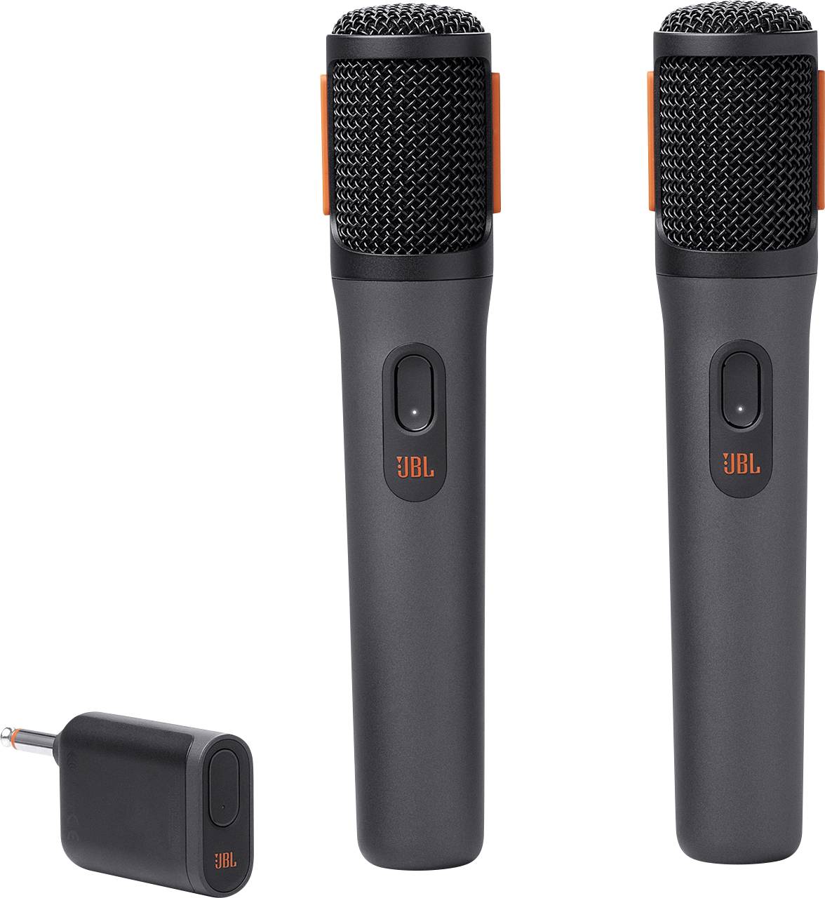 Zwei JBL drahtlose Mikrofone und ein Empfänger. Die Mikrofone sind schwarz mit einem eleganten Design und verfügen über einen Einschaltknopf am Griff.