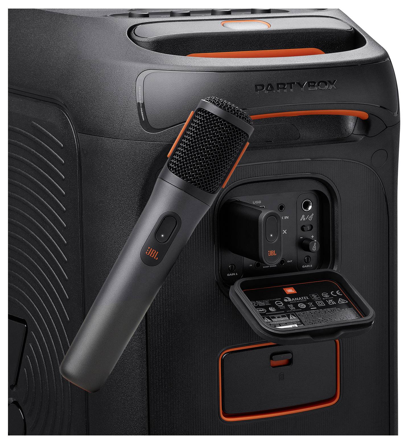 Ein tragbarer Lautsprecher mit angeschlossenem Mikrofon, der Bedienelemente und Steuerungen an seiner Seite zeigt. Konzipiert für Partys oder große Veranstaltungen.
