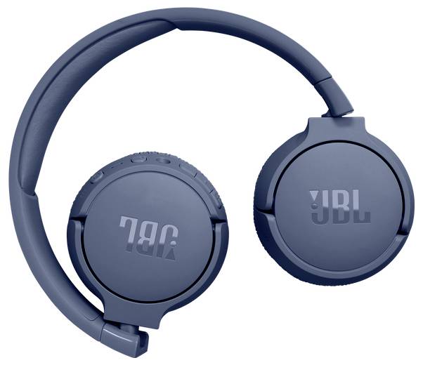 Blaue JBL-Kopfhörer, zusammengeklappt, mit Markenbadge auf jeder Ohrmuschel.