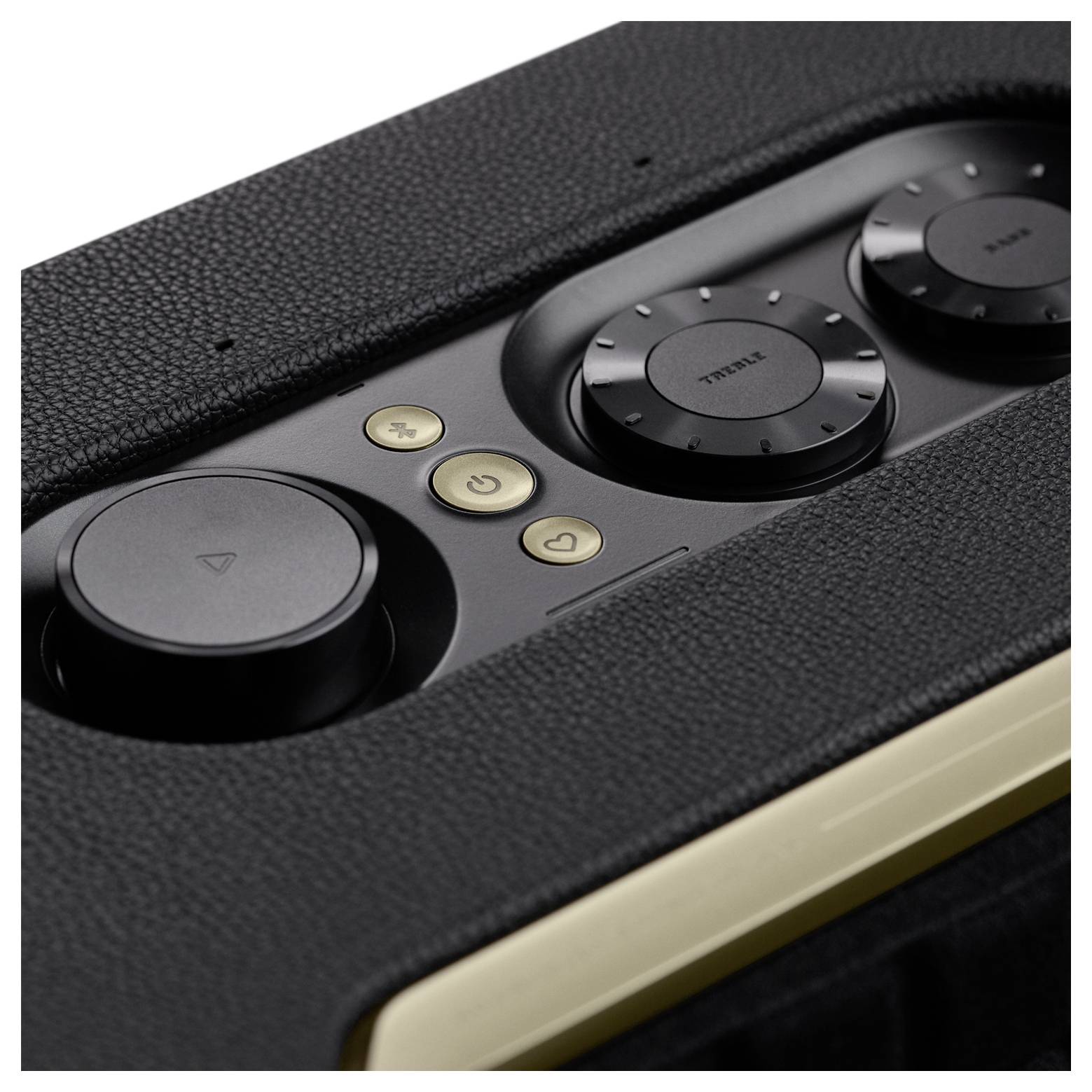 „Nahaufnahme eines schwarz-goldenen Audio-Kontrollpanels mit Tasten und Drehreglern, mit Beschriftungen für verschiedene Klangeinstellungen, auf einer strukturierten Oberfläche.