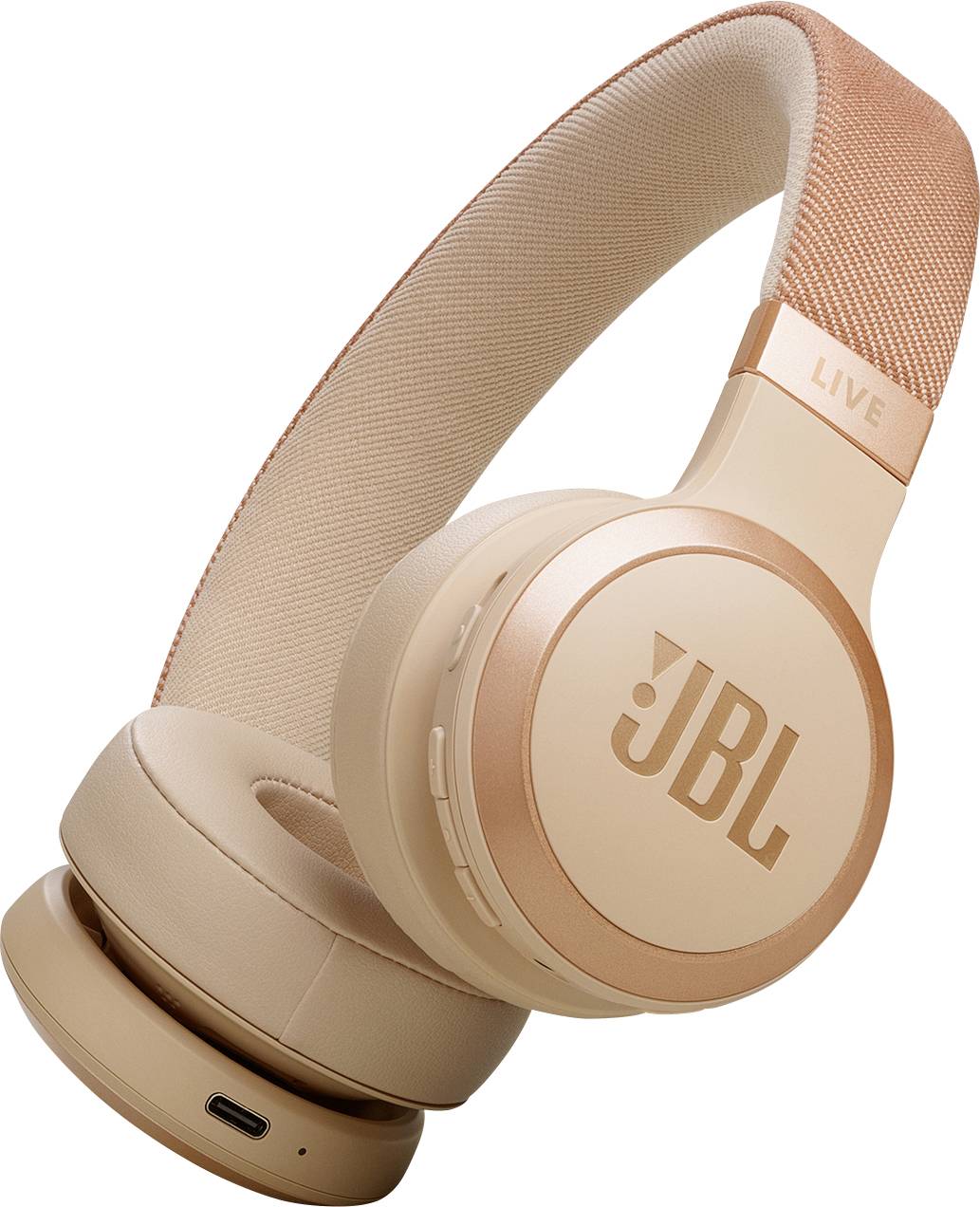 Beige Over-Ear Wireless-Kopfhörer mit 'JBL' Logo auf der Ohrmuschel, ausgestattet mit gepolstertem Kopfbügel und USB-C-Ladeanschluss.