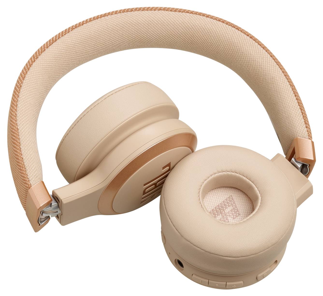 Beige Over-Ear-Wireless-Kopfhörer mit gepolsterten Ohrmuscheln und Kopfbügel, mit Markenlogo auf der Ohrmuschel.