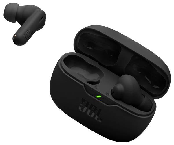 Zwei schwarze drahtlose Kopfhörer, einer in seinem geöffneten Ladeetui mit sichtbarer grüner Anzeige-LED.