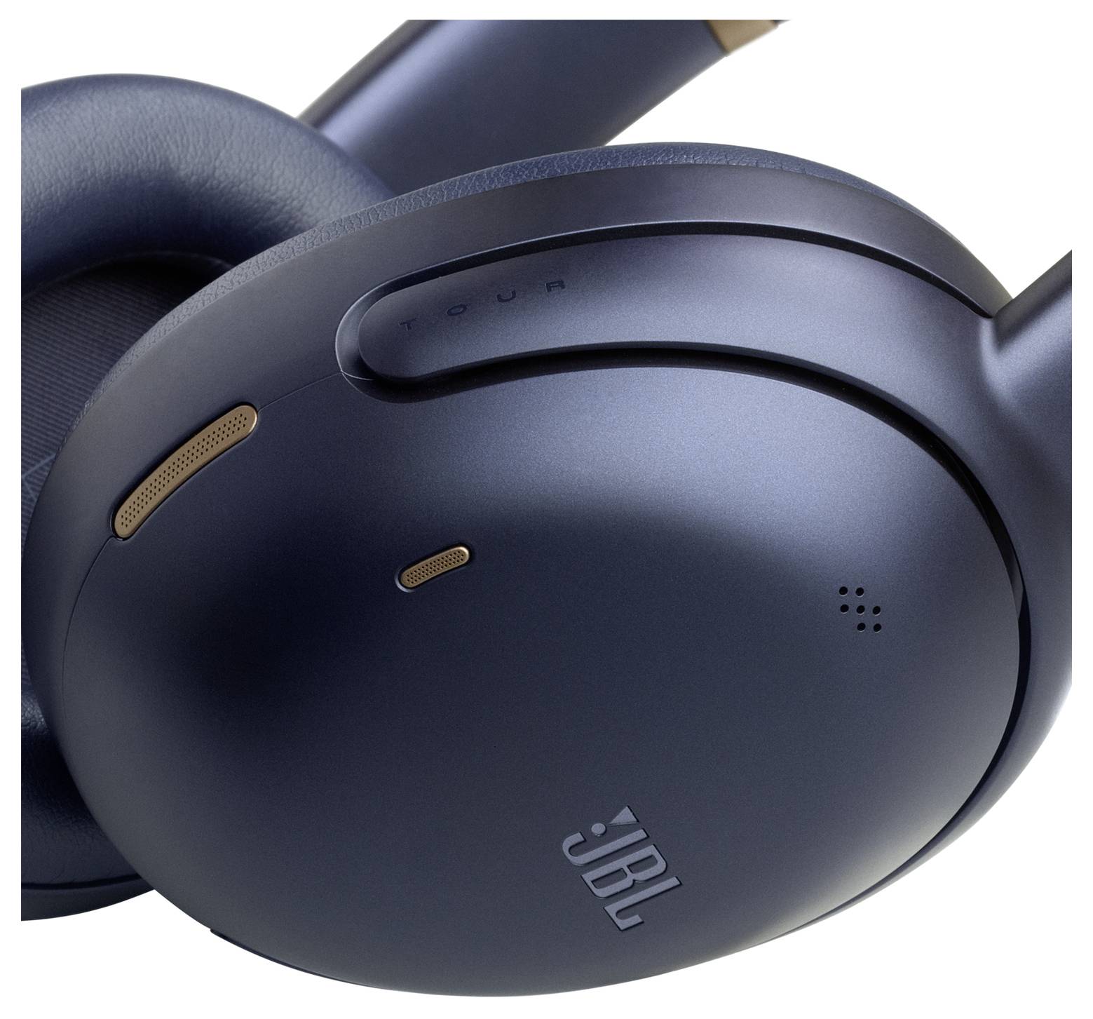 Nahaufnahme von schwarzen Over-Ear-Kopfhörern mit JBL-Logo, ausgestattet mit Lautstärkereglertasten und einem integrierten Mikrofon auf einer Ohrmuschel.