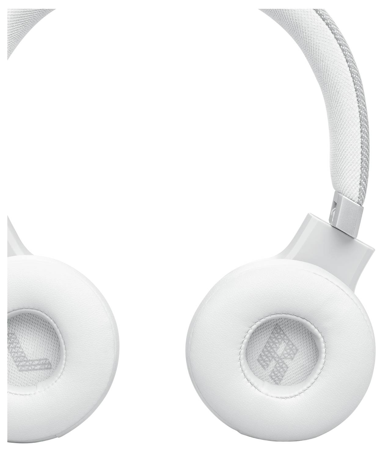 Weiße Over-Ear-Kopfhörer mit weichen Polstern, von der Seite teilweise zu sehen, vor einem einfarbigen Hintergrund.