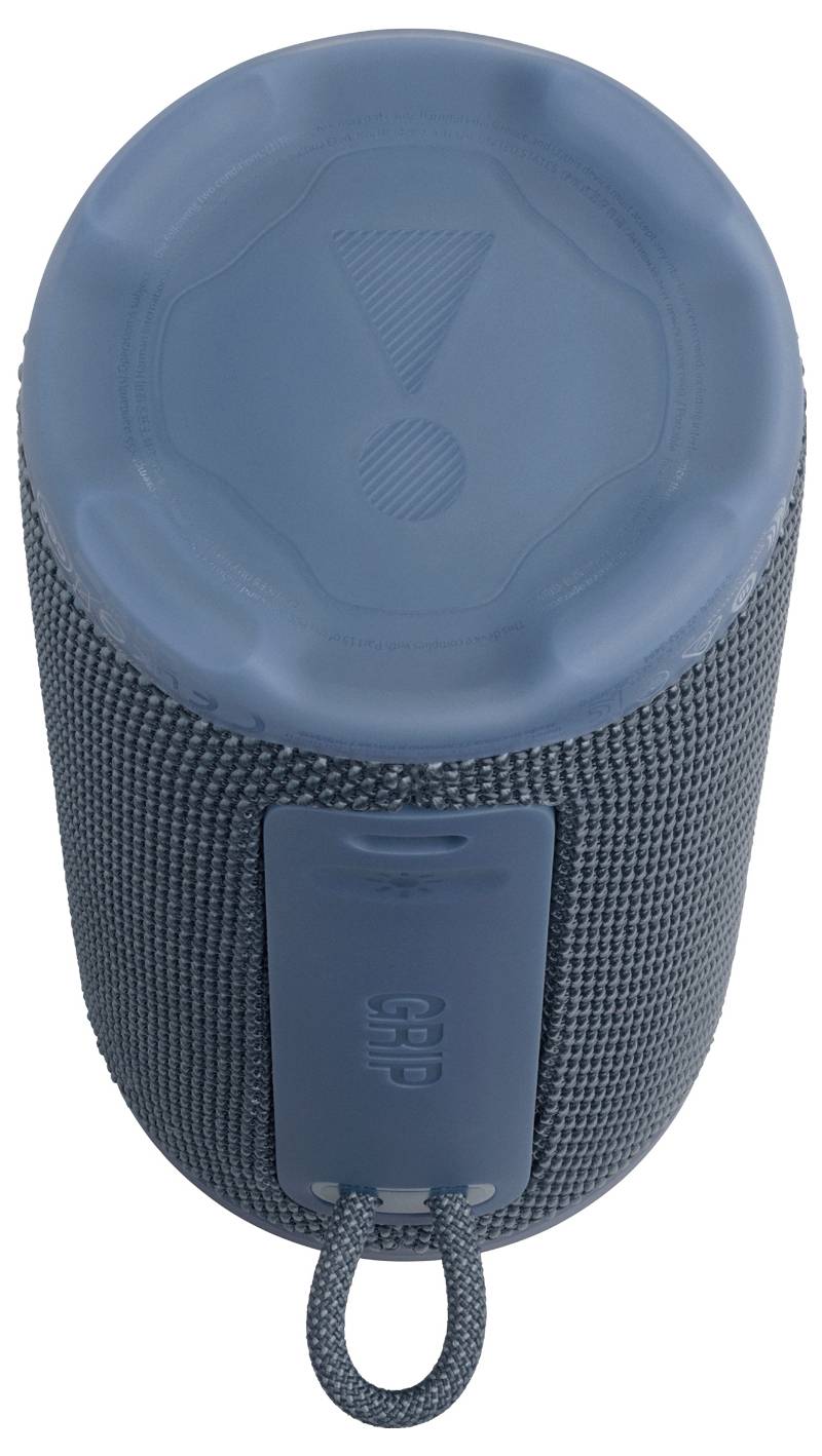 Ein tragbarer, zylindrischer Bluetooth-Lautsprecher mit einem Bezug aus strukturiertem Stoff und einem blauen, gummierten Deckel mit einem Ausrufezeichen-Design.