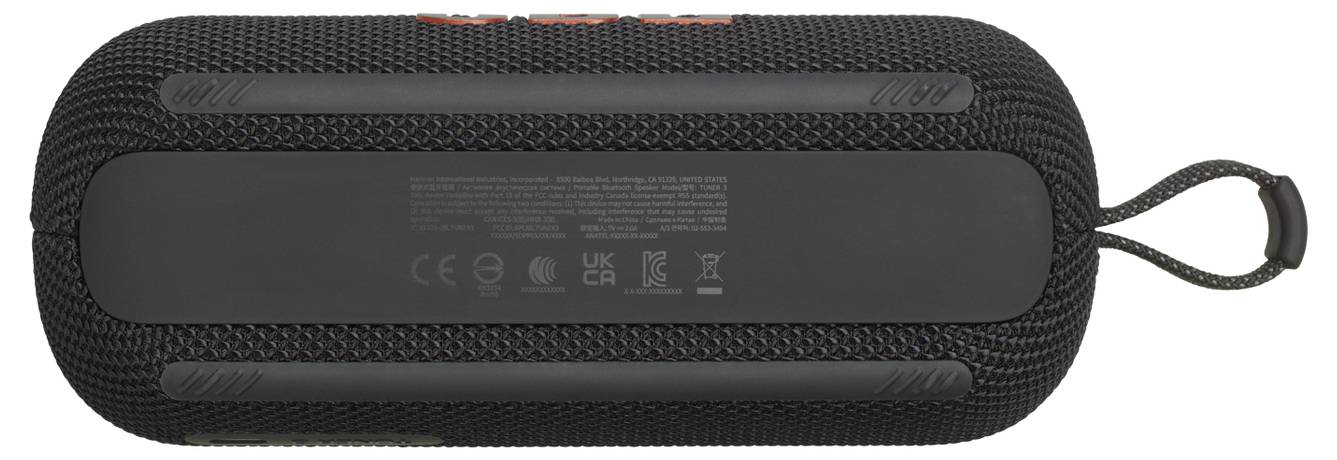 Unteransicht eines schwarzen zylindrischen tragbaren Lautsprechers mit Bedienungstasten, strukturierter Oberfläche und Herstellerangaben in weißer Schrift.