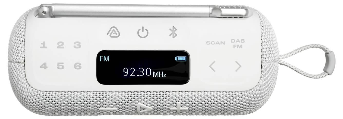 Ein tragbares weißes Radio mit einer Antenne und einem digitalen Display, das die UKW-Frequenz '92,30 MHz' anzeigt. Tasten für Ein/Aus, Lautstärke und Sender-Voreinstellungen sind sichtbar.