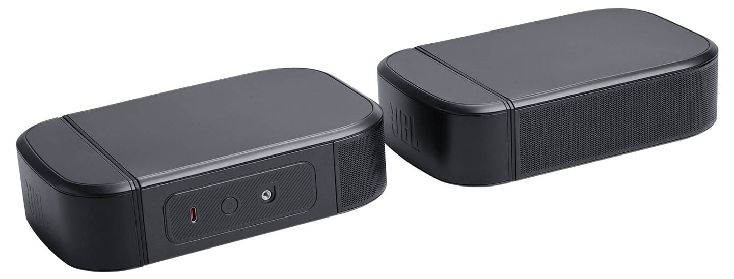 Zwei schwarze rechteckige drahtlose Lautsprecher werden gezeigt, die mit abgerundeten Kanten gestaltet sind. Einer zeigt ein Bedienfeld mit Tasten und Anschlüssen.