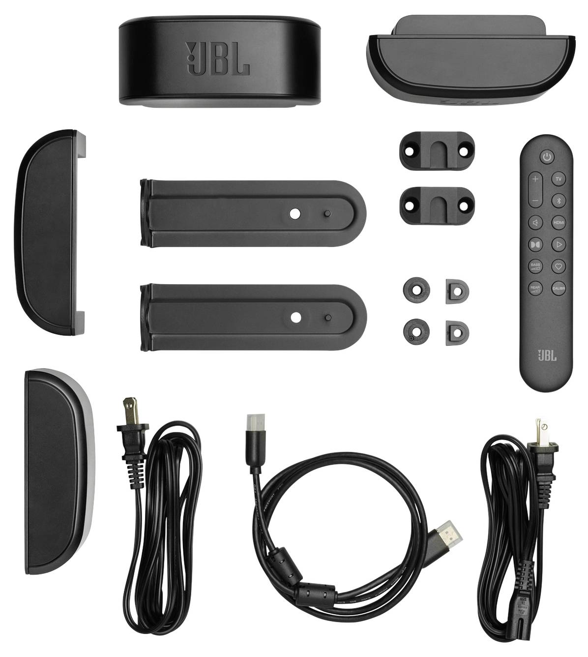 JBL Soundbar-Zubehör umfasst eine Fernbedienung, Netzkabel, HDMI-Kabel, Halterungen und Schrauben, ordentlich auf weißem Hintergrund angeordnet.