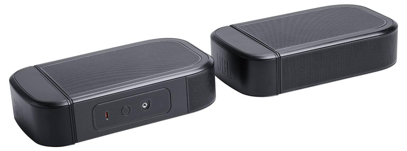 Zwei schwarze rechteckige kabellose Lautsprecher, die nebeneinander platziert sind. Der vordere Lautsprecher zeigt Power- und Auxiliary-Eingänge und hebt dessen Konnektivitätsfunktionen hervor.