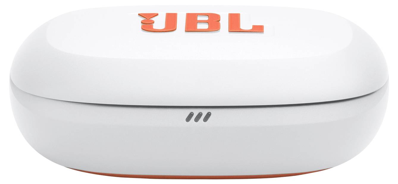 Eine weiße JBL-Ohrhörer-Ladehülle mit einem orangefarbenen Logo auf dem Deckel, geschlossen und von vorne betrachtet.