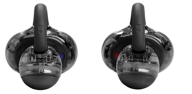 „Zwei transparente, kabellose Ohrhörer von der Seite gezeigt, einer mit einem blauen inneren Teil und der andere mit einem roten inneren Teil, vor einem weißen Hintergrund.